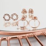 Vier Paar roségoldfarbene Ohrringe mit Schmucksteinen