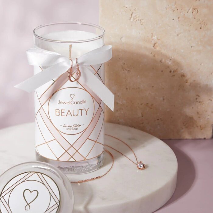 Beauty-Kerze mit weißer Schleife und roségoldfarbenem Schmuckstück