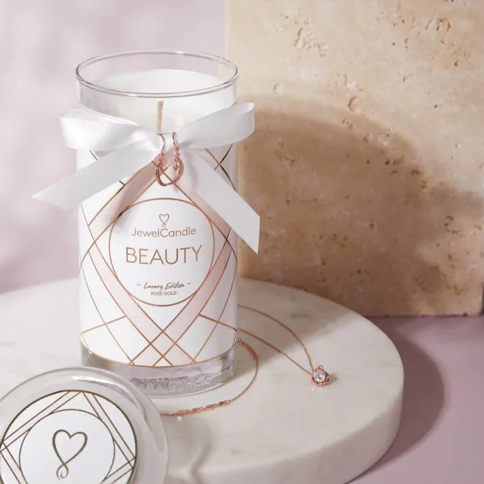 Beauty-Kerze mit weißer Schleife und roségoldfarbenem Schmuckstück