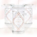Beauty Luxury Edition Kerze mit weißer Schleife und geometrischem Dekor