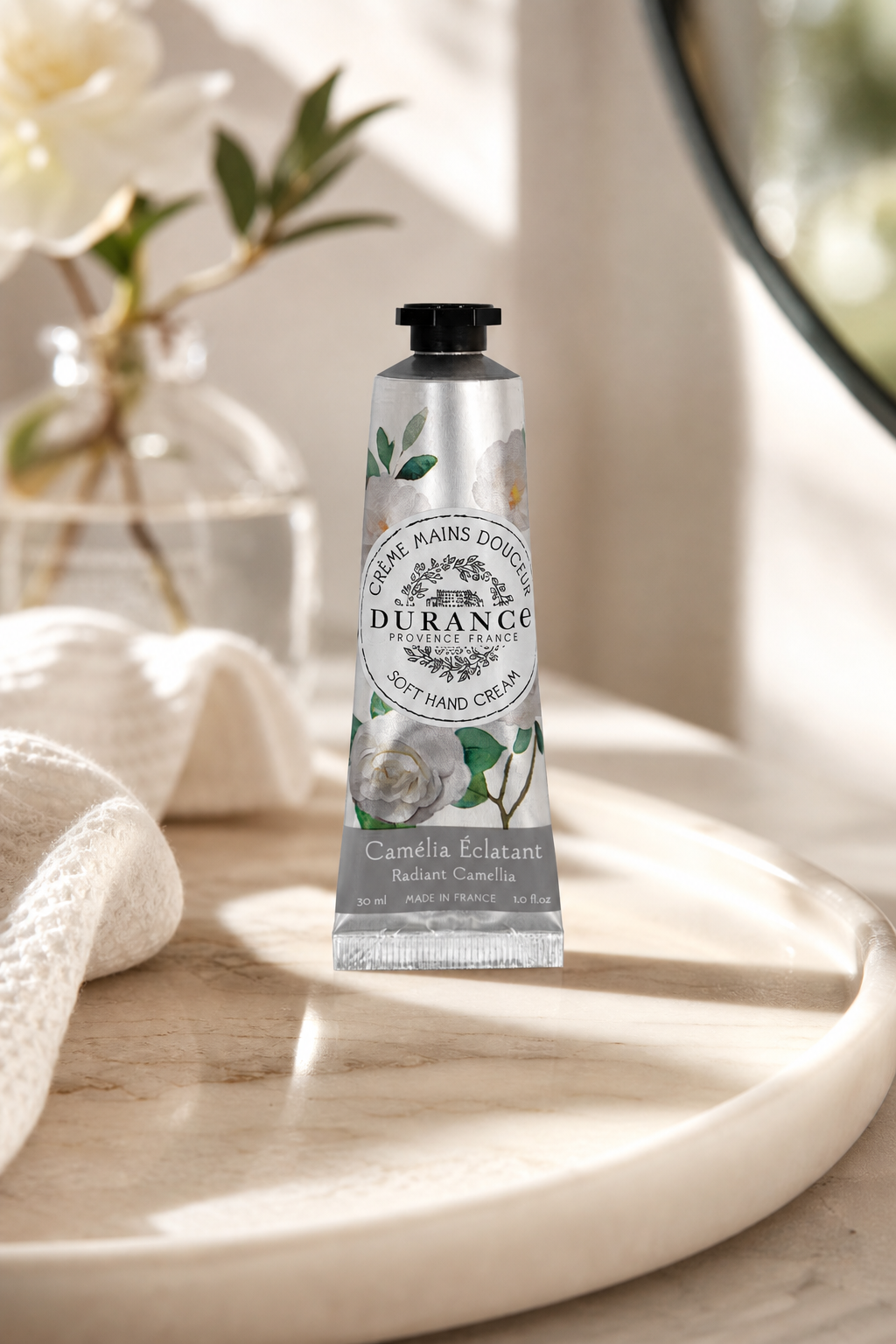 Berauschende Kamelie Handcreme 10ml Reisegrösse in einer stimmungsvollen Anwendungsszene