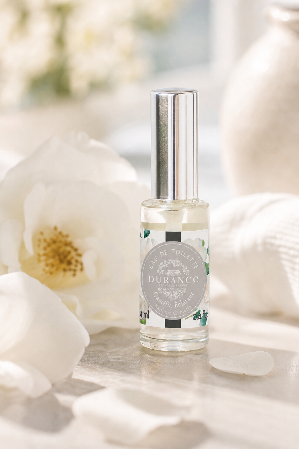 Berauschende Kamelie Mini Eau de Toilette 14ml – Stimmungsbild Berauschende Kamelie Mini Eau de Toilette 14ml in einer stimmungsvollen Anwendungsszene