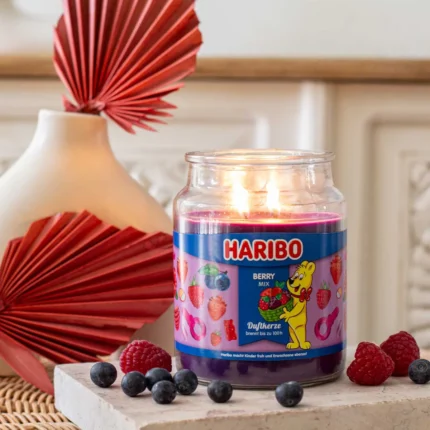 Brennende Haribo Berry Mix Duftkerze mit Beeren und Bonbons als Dekoration