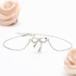 Schmuckarmband mit Schleifenanhänger und feiner Kette