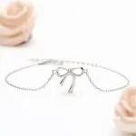 Schmuckarmband mit Schleifenanhänger und feiner Kette