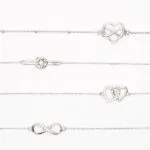 Mehrere Schmuckarmbänder mit Herz-, Unendlichkeits- und Verschlussmotiven