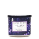 Bewitched Tumblerkerze von Village Candle mit violettem Etikett