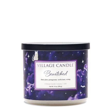 Bewitched Tumblerkerze von Village Candle mit violettem Etikett