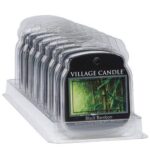 Mehrere Village-Candle-Produkte mit Black-Bamboo-Etikett in transparenter Verpackung