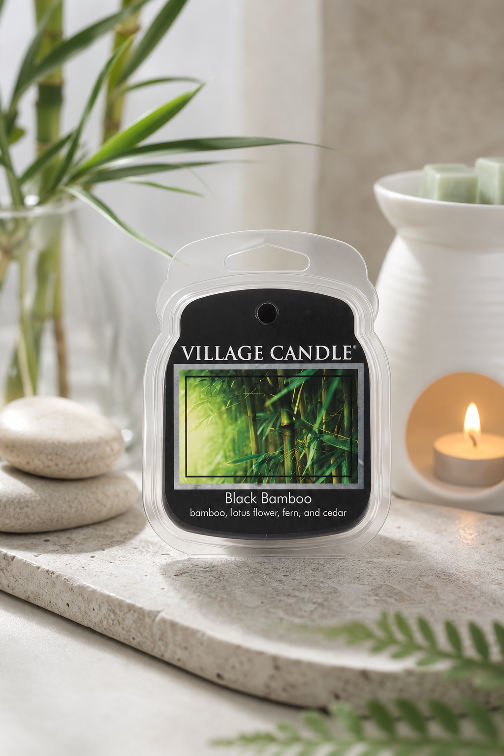 Village Candle Black Bamboo in transparenter Verpackung auf einer Dekorationsfläche