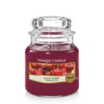 Nahaufnahme der Yankee Candle Black Cherry Kerze mit sichtbarem Docht