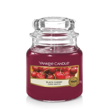 Nahaufnahme der Yankee Candle Black Cherry Kerze mit sichtbarem Docht