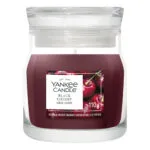 Yankee Candle Black Cherry Kerze im Glas auf weißem Hintergrund