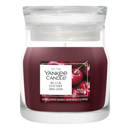 Yankee Candle Black Cherry Kerze im Glas auf weißem Hintergrund