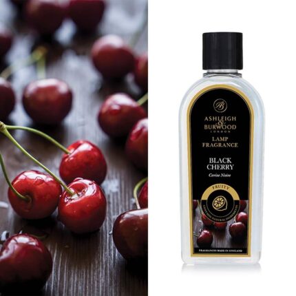 Black Cherry Duftölflasche mit lesbarem Ashleigh-&-Burwood-Etikett vor Kirschen