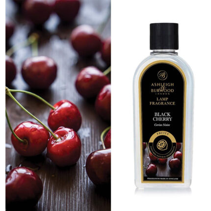 Flasche Black Cherry Lamp Fragrance vor roten Kirschen