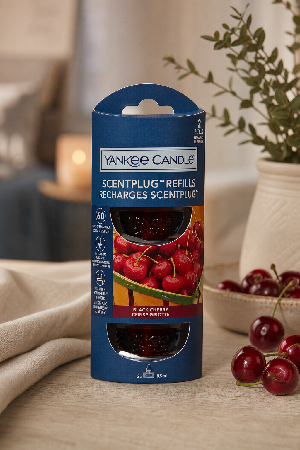 Black Cherry ScentPlug Nachfüllpack in einer stimmungsvollen Anwendungsszene