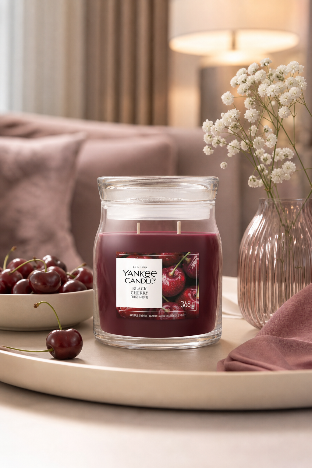 Black Cherry Signature Medium Jar 368g 2-Docht in einer stimmungsvollen Anwendungsszene