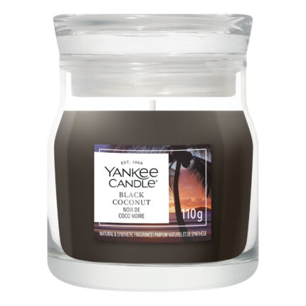 Yankee Candle Black Coconut Duftkerze im Glas vor weißem Hintergrund