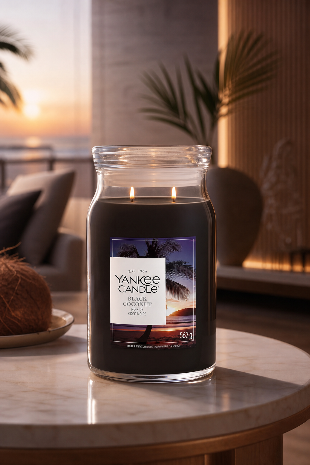 Black Coconut Signature Large Jar 567g in einer stimmungsvollen Anwendungsszene