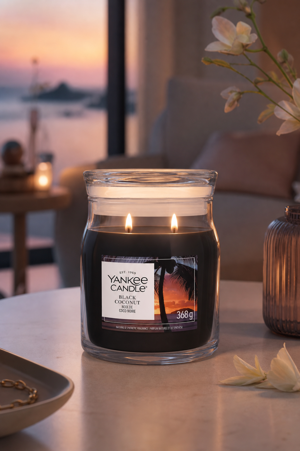 Black Coconut Signature Medium Jar 368g 2-Docht in einer stimmungsvollen Anwendungsszene