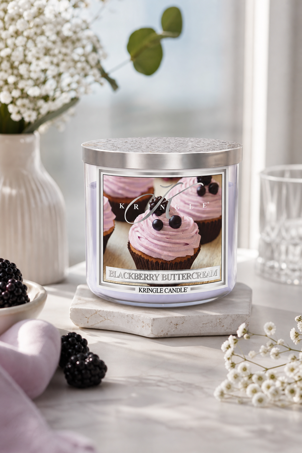 Blackberry Buttercream 396g Tumbler 3-Docht in einer stimmungsvollen Anwendungsszene