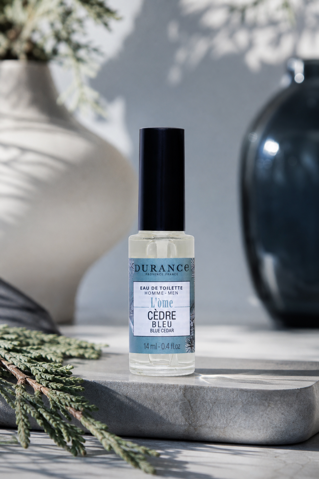 Blauzeder Homme Mini Eau de Toilette 14ml – Stimmungsbild Blauzeder Homme Mini Eau de Toilette 14ml in einer stimmungsvollen Anwendungsszene