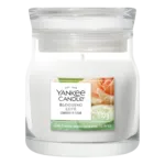 Yankee Candle Blooming Love Duftkerze im Glas vor schwarzem Hintergrund