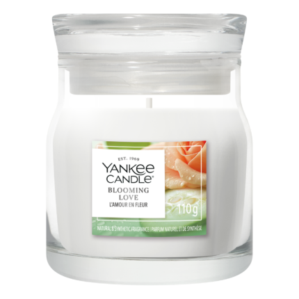 Yankee Candle Blooming Love Duftkerze im Glas vor schwarzem Hintergrund