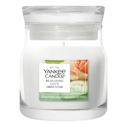 Yankee Candle Blooming Love Duftkerze im Glas vor schwarzem Hintergrund