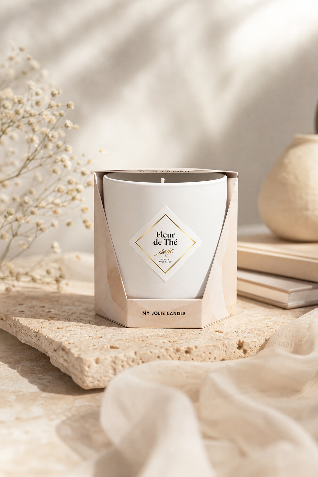 Blütentee - Fleur de Thé - Halskette mit schwarzen Perlen 200g in einer stimmungsvollen Anwendungsszene