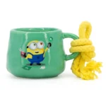 Grüne Tassenkerze mit Minion-Motiv und gelber Kordel