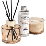Duftdiffuser, Liliflora Nachfüllflasche und Duftkerze nebeneinander