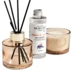 Duftdiffuser, Liliflora Nachfüllflasche und Duftkerze nebeneinander