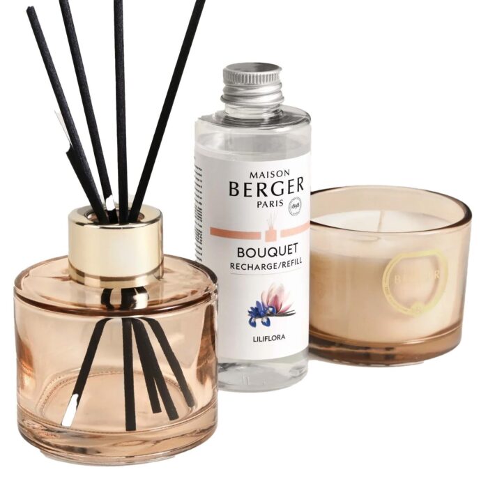 Duftdiffuser, Liliflora Nachfüllflasche und Duftkerze nebeneinander
