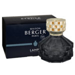 Schwarze Lampe mit goldfarbenem Aufsatz und Maison-Berger-Verpackung