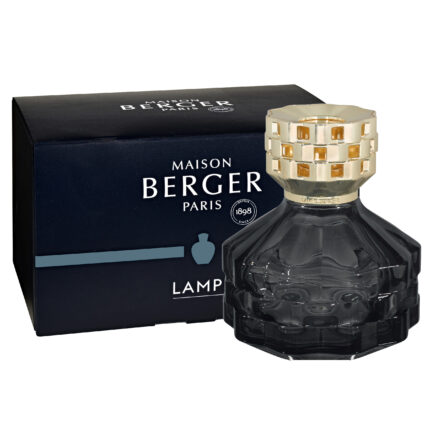 Schwarze Lampe mit goldfarbenem Aufsatz und Maison-Berger-Verpackung