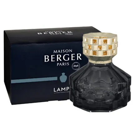 Schwarze Lampe mit goldfarbenem Aufsatz und Maison-Berger-Verpackung