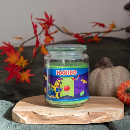 Haribo Boo Duftkerze auf Holzbrett zwischen Herbstdekoration