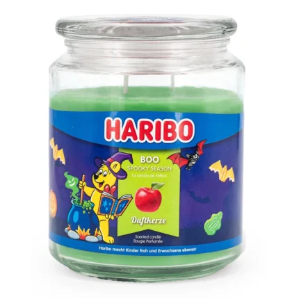Frontansicht der grünen Haribo Boo Duftkerze mit Halloween-Etikett