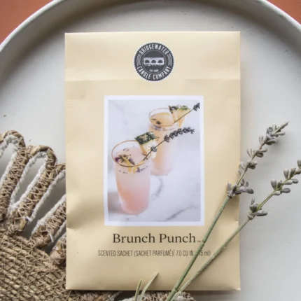 Brunch Punch Duftsachet auf einem Tablett neben dekorativen Zweigen und geflochtenem Objekt