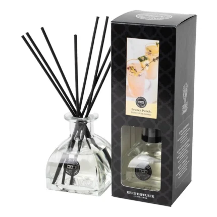 Brunch Punch Reed Diffuser mit schwarzen Duftstäbchen neben der Verpackung