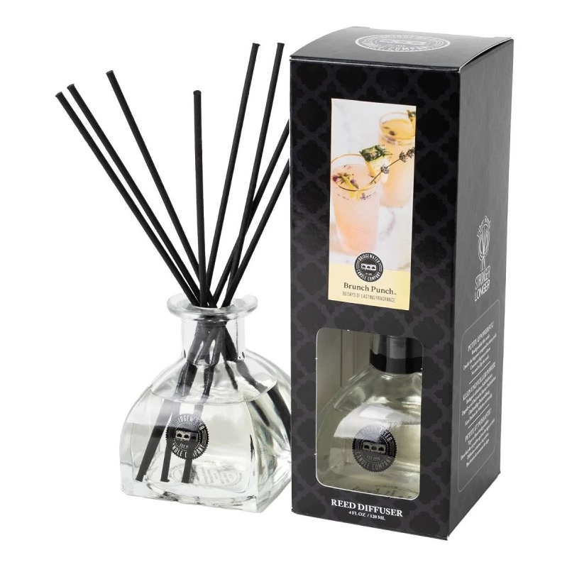 Brunch Punch Reed Diffuser mit Verpackung Brunch Punch Reed Diffuser mit schwarzen Duftstäbchen neben der Verpackung