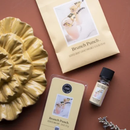 Brunch Punch Wax Bar, Duftbeutel und Duftfläschchen auf dekorativer Unterlage
