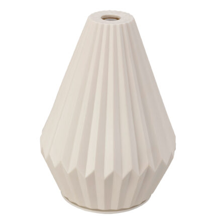 Weißer elektrischer Aroma-Diffuser mit geriffeltem Gehäuse auf weißem Hintergrund