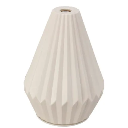 Weißer elektrischer Aroma-Diffuser mit geriffeltem Gehäuse auf weißem Hintergrund