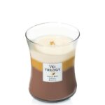 Geöffnete WoodWick Trilogy Kerze im Glas mit sichtbarem Docht