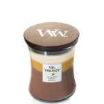 WoodWick Trilogy Kerze mit Holzdeckel und beschriftetem Frontetikett