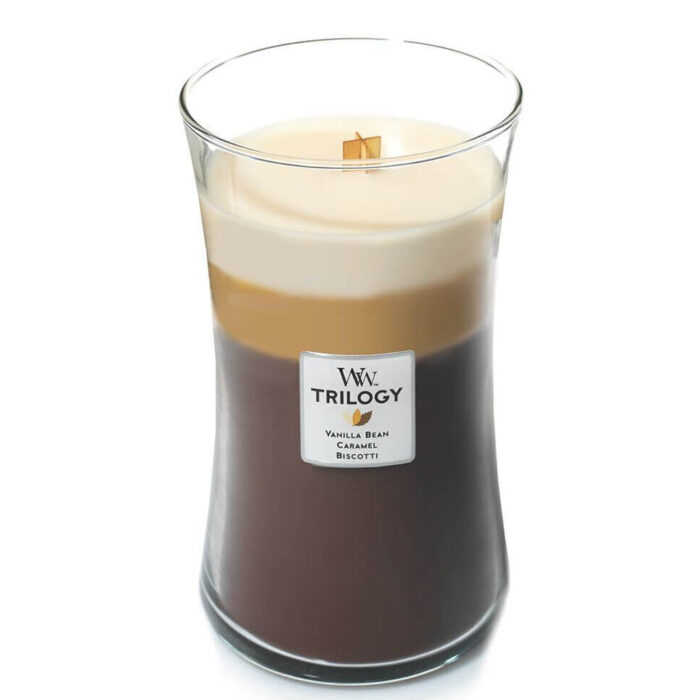 Geöffnete WoodWick Trilogy Kerze im Glas mit sichtbarem Holzdocht