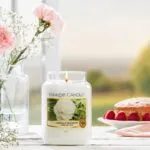 Brennende Yankee Candle Camellia Blossom Kerze auf gedecktem Tisch